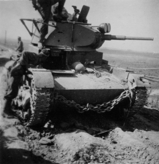 Немецкие солдаты осматривают брошенный советских легкий танк Т-26 образца 1937 года.jpeg